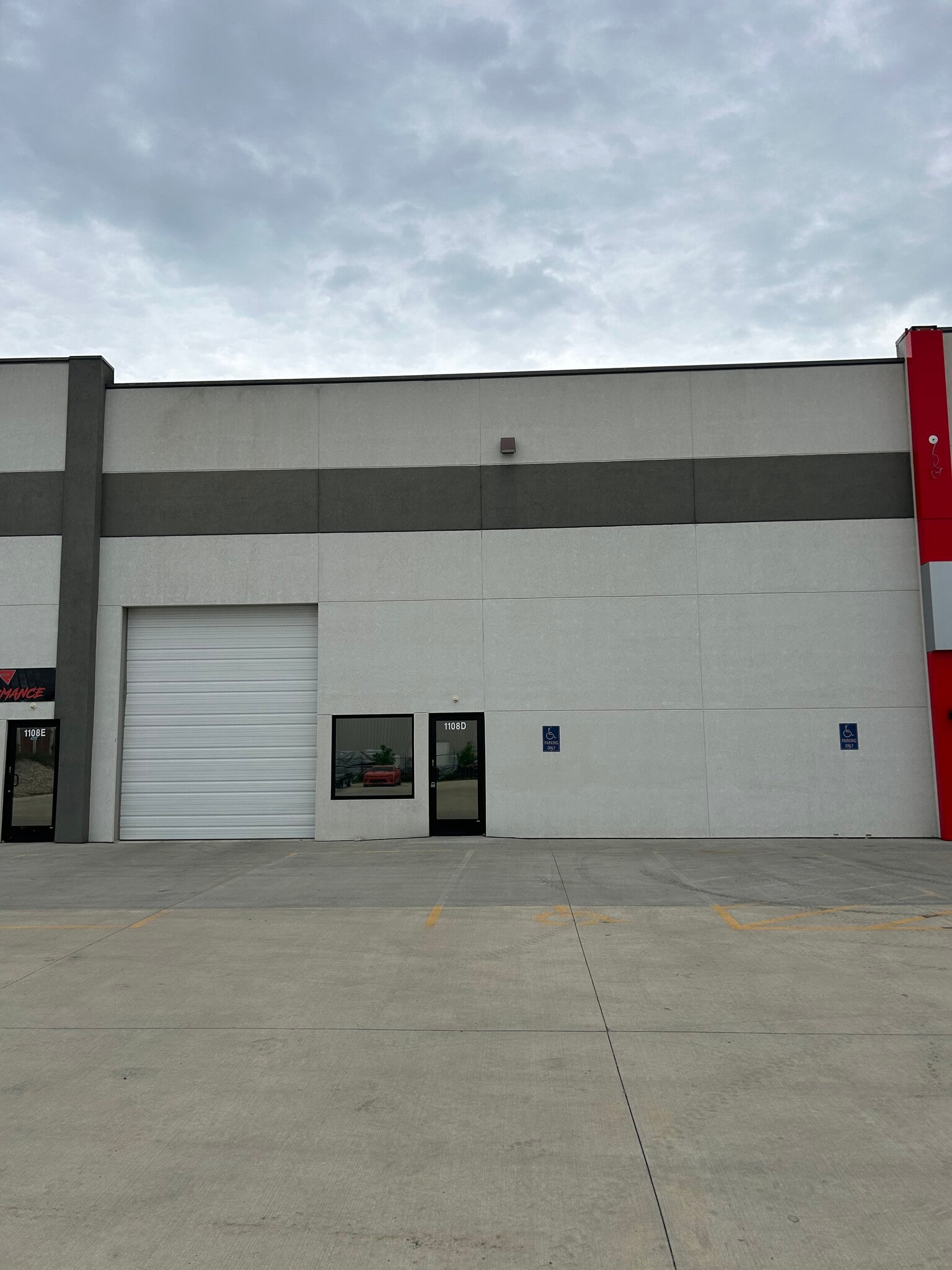 1108 NW Bush Dr, Grain Valley, MO for lease Interior Photo- Image 1 of 5