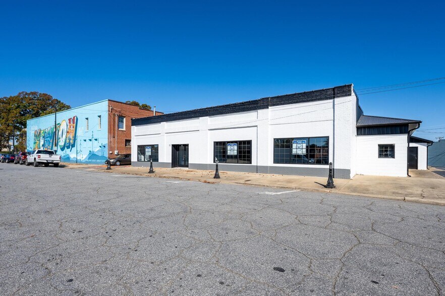 110 E A St, Newton, NC à vendre - Photo du bâtiment - Image 3 de 20