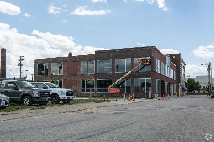 1975 E 61st St, Cleveland, OH for lease - Building Photo - Image 3 of 4