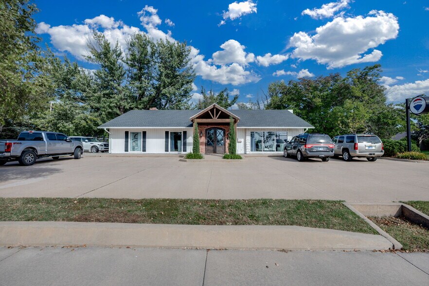 2300 N Lorraine St, Hutchinson, KS à louer - Photo du bâtiment - Image 1 de 18