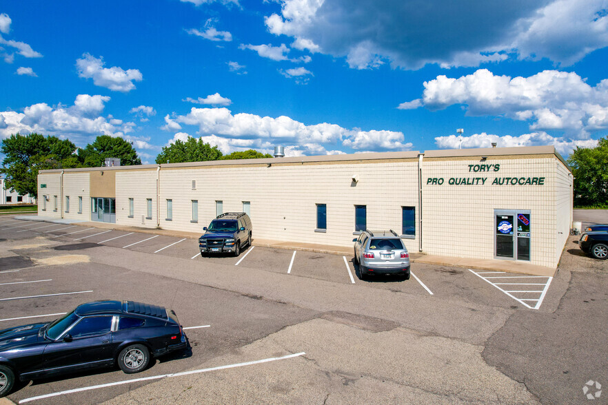 12001-12013 Riverwood Dr, Burnsville, MN for lease - Primary Photo - Image 1 of 4