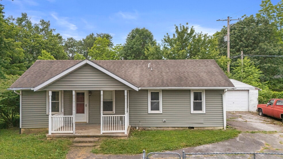 305 S Ferguson St, Henryville, IN à vendre - Photo du bâtiment - Image 2 de 18
