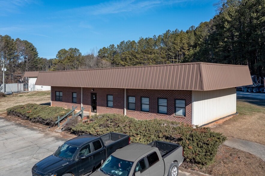 51 Hickory Springs Ind Dr, Holly Springs, GA for lease - Building Photo - Image 2 of 6