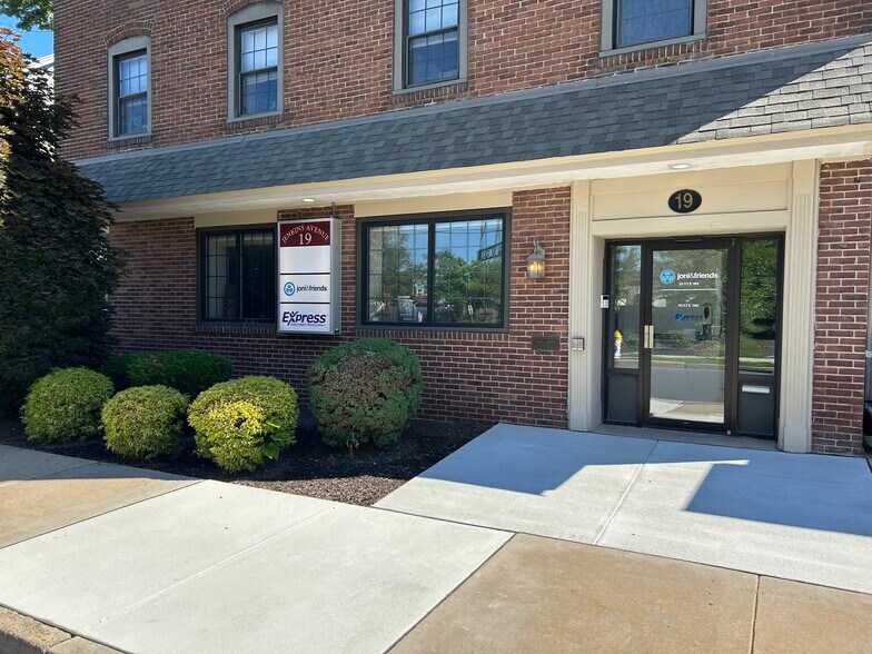 19 Jenkins Ave, Lansdale, PA à louer - Photo du bâtiment - Image 1 de 7