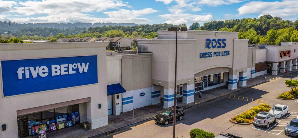 1919-2009 N Eastman Rd, Kingsport, TN à louer - Photo du bâtiment - Image 2 de 19