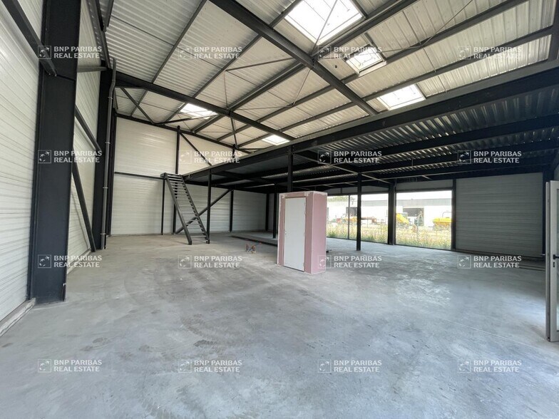 Flex in Mérignac for lease - Interior Photo - Image 2 of 9