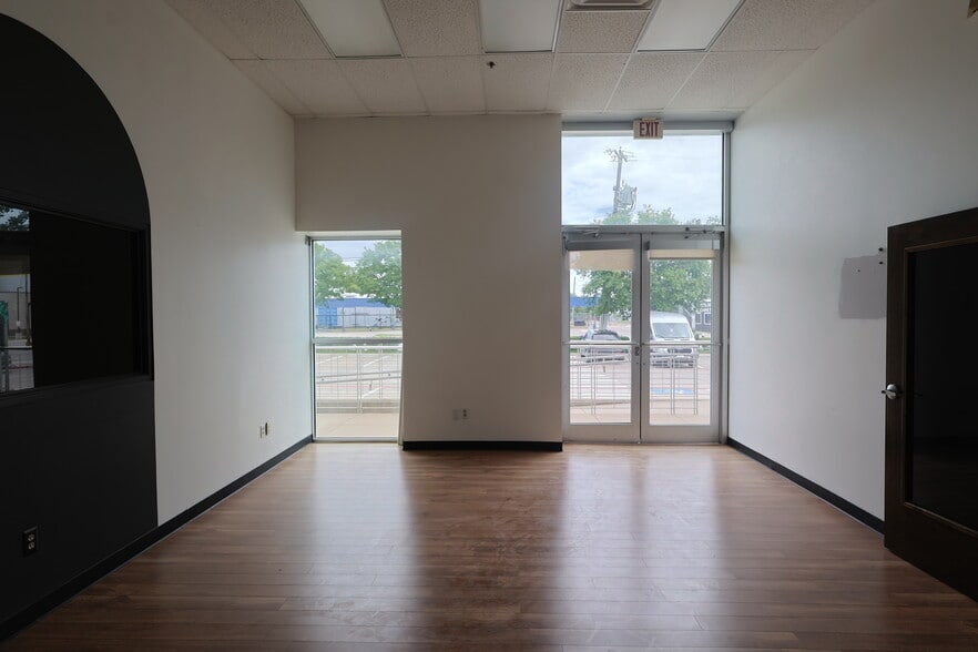 2727 W Mockingbird Ln, Dallas, TX for lease - Interior Photo - Image 3 of 20
