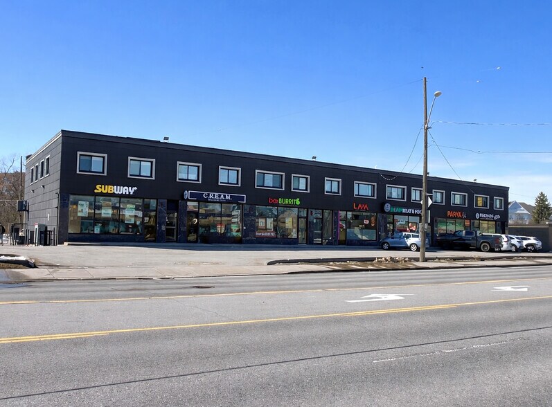 14810 Yonge St, Aurora, ON à vendre - Photo du bâtiment - Image 3 de 9