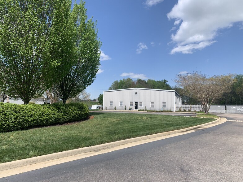 1820 Ruffin Mill Cir, South Chesterfield, VA à louer - Photo du bâtiment - Image 3 de 7