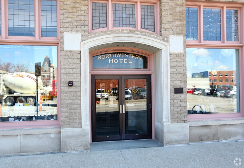 323 E Walnut St, Des Moines, IA à louer - Photo du bâtiment - Image 3 de 11