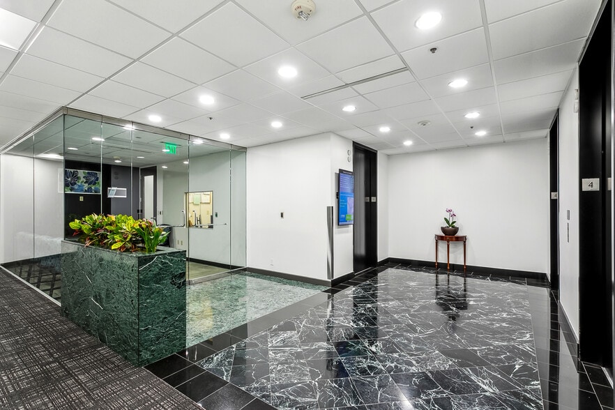 2400 Veterans Memorial Blvd, Kenner, LA for lease - Interior Photo - Image 2 of 5