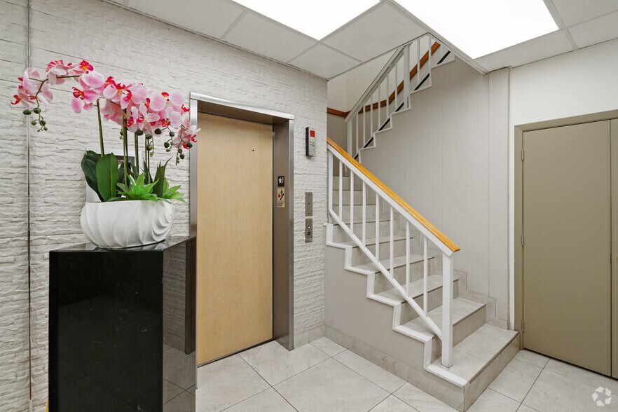 2501 E Commercial Blvd, Fort Lauderdale, FL à louer - Hall d’entrée - Image 3 de 11