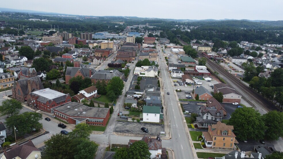 438 Depot St, Latrobe, PA à louer - Photo du bâtiment - Image 2 de 11