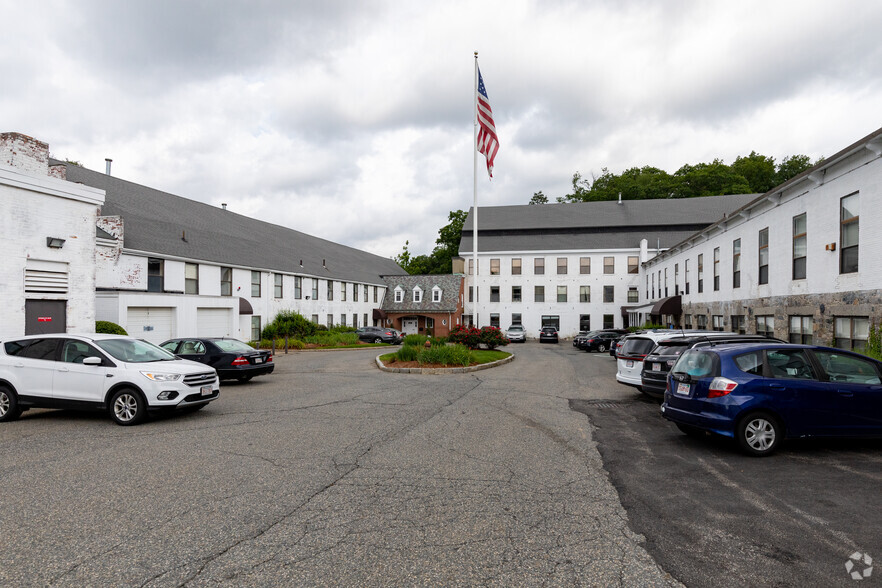 375-395 Elliot St, Newton, MA à louer - Photo du bâtiment - Image 3 de 4