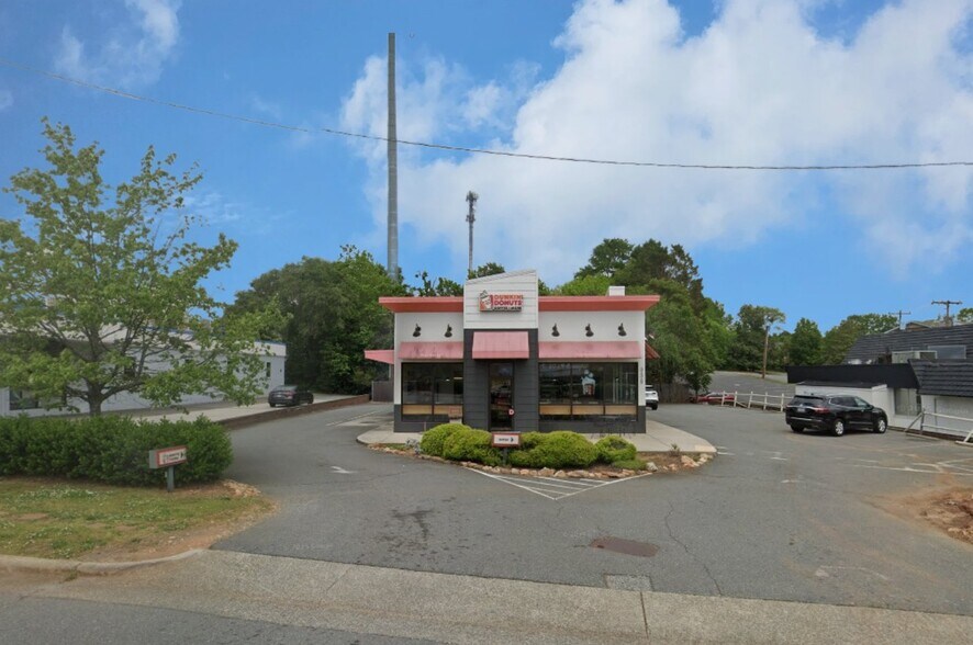 3475 Robinhood Rd, Winston-Salem, NC à louer - Photo du bâtiment - Image 2 de 4