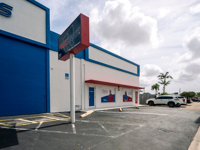 215 E Oakland Park Blvd, Oakland Park, FL à vendre - Photo du bâtiment - Image 2 de 9