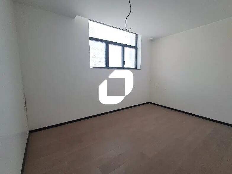 Office in Arcueil for lease - Interior Photo - Image 2 of 9