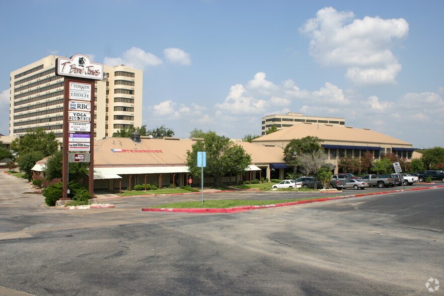 809 university Dr, College Station, TX à louer - Photo du bâtiment - Image 1 de 4