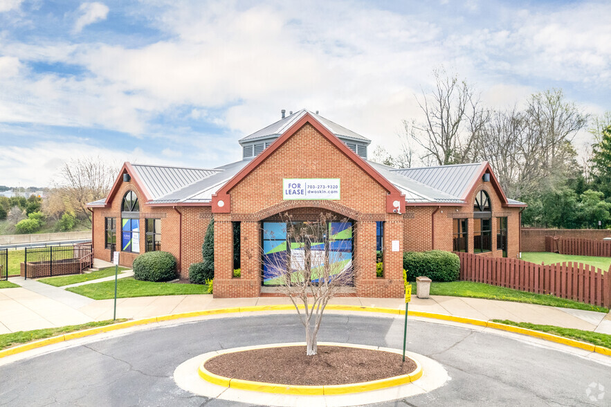 5930-6049 Centreville Crest Ln, Centreville, VA for lease - Primary Photo - Image 1 of 11