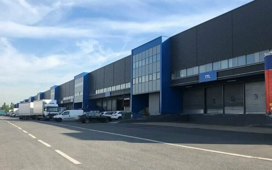 Industrial in Aulnay-sous-Bois for lease - Building Photo - Image 1 of 2