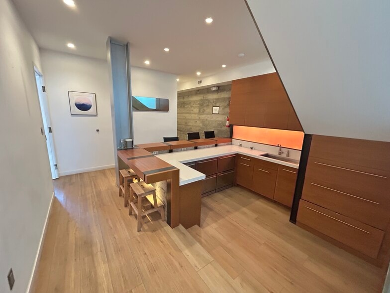 1214 Abbot Kinney Blvd, Venice, CA for lease - Interior Photo - Image 2 of 10