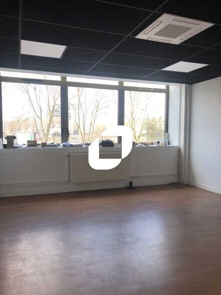 Office in Clichy for lease - Building Photo - Image 3 of 11