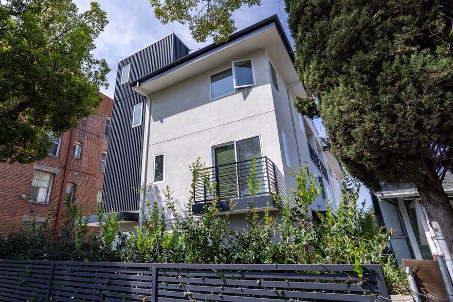 1035 N Serrano Ave, Los Angeles, CA à vendre - Photo du bâtiment - Image 2 de 36