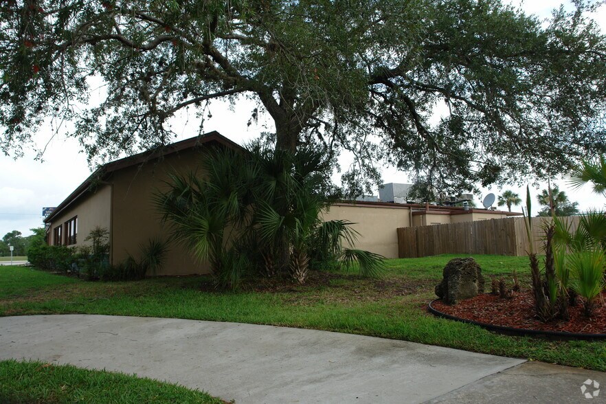 2721 W International Speedway Blvd, Daytona Beach, FL à louer - Photo du bâtiment - Image 2 de 3