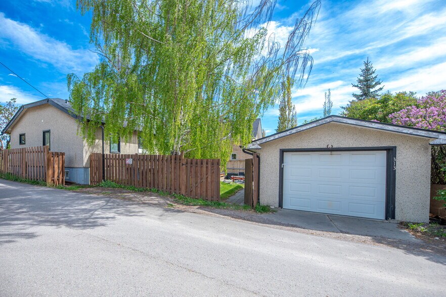 313 Ross Av, Cochrane, AB à vendre - Photo du bâtiment - Image 3 de 48