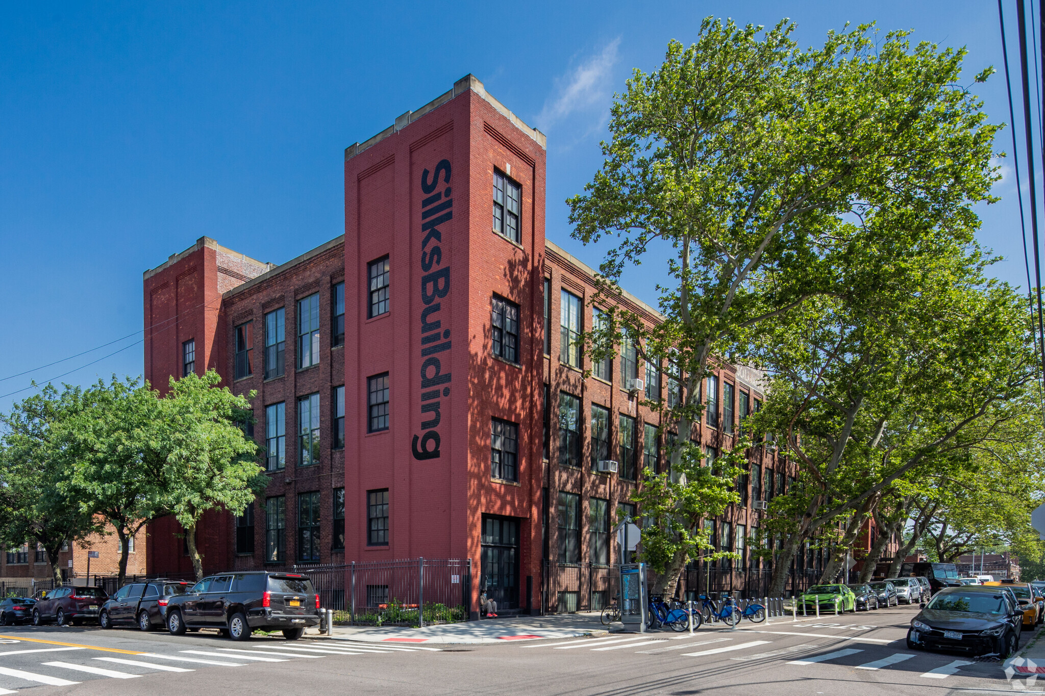 37-24 24th St, Long Island City, NY à louer Photo du bâtiment- Image 1 de 6