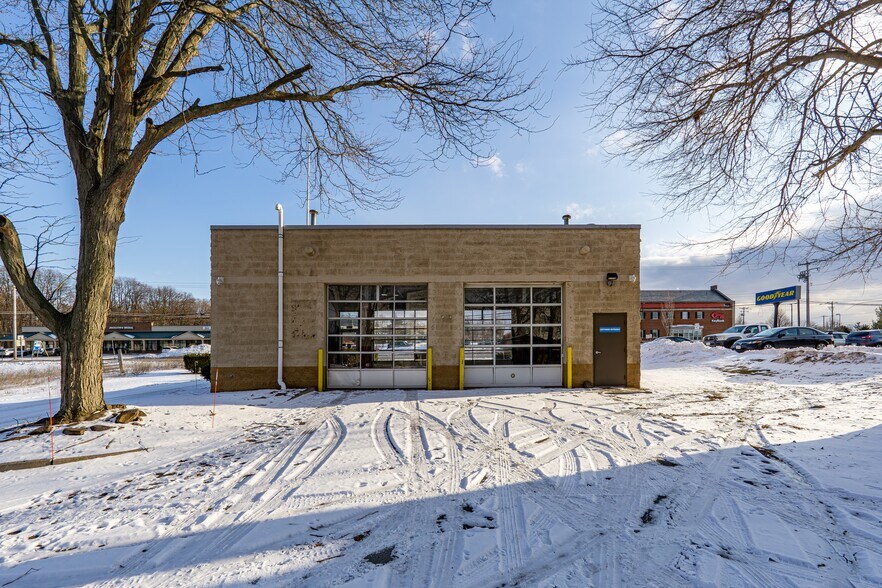 1704 Us-9, Clifton Park, NY à vendre - Photo du bâtiment - Image 2 de 7