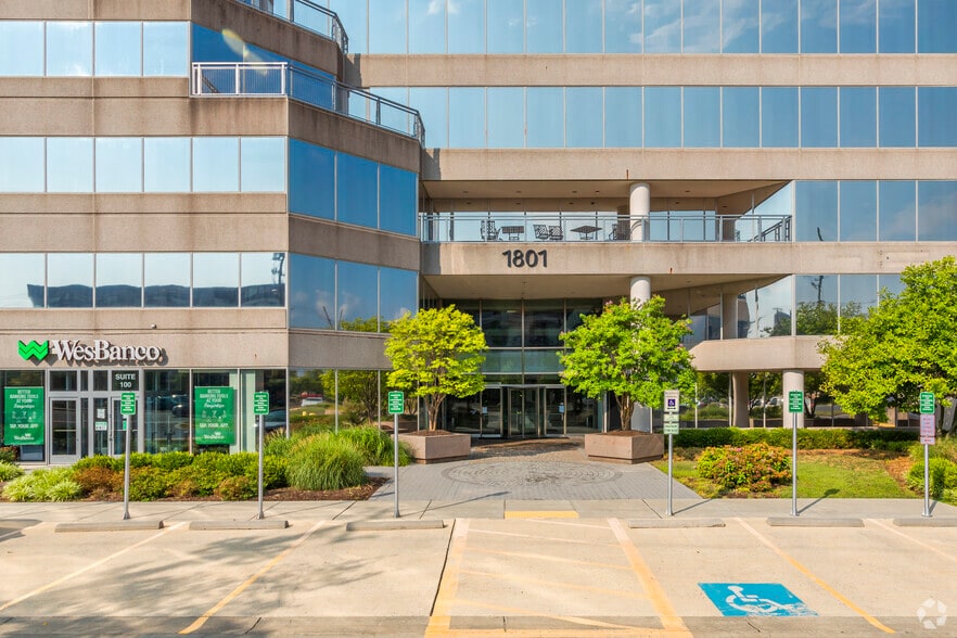 1801 Rockville Pike, Rockville, MD à louer - Photo du bâtiment - Image 3 de 7