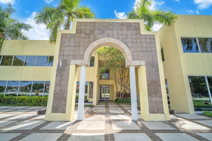 399 NW 2nd Ave, Boca Raton, FL à louer - Photo du bâtiment - Image 2 de 23