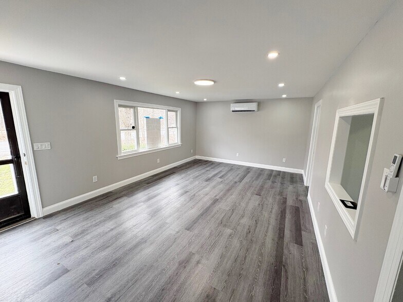 113 N Chestnut St, New Paltz, NY à louer - Photo du bâtiment - Image 2 de 14