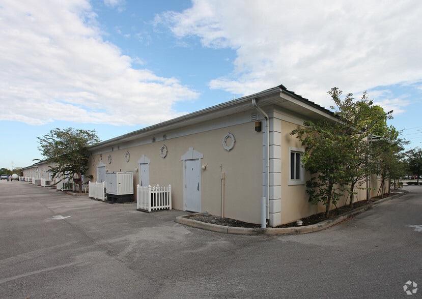 9015 Americana Rd, Vero Beach, FL à vendre - Photo du bâtiment - Image 3 de 44