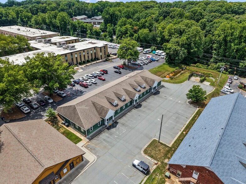 8017 N Point Blvd, Winston-Salem, NC à louer - Photo du bâtiment - Image 3 de 52