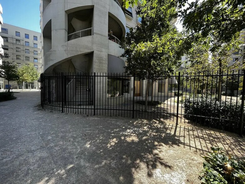 Retail in Lyon for lease - Building Photo - Image 3 of 8