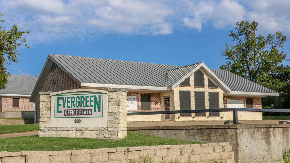 200 E Evergreen St, Sherman, TX à louer - Photo du bâtiment - Image 3 de 3