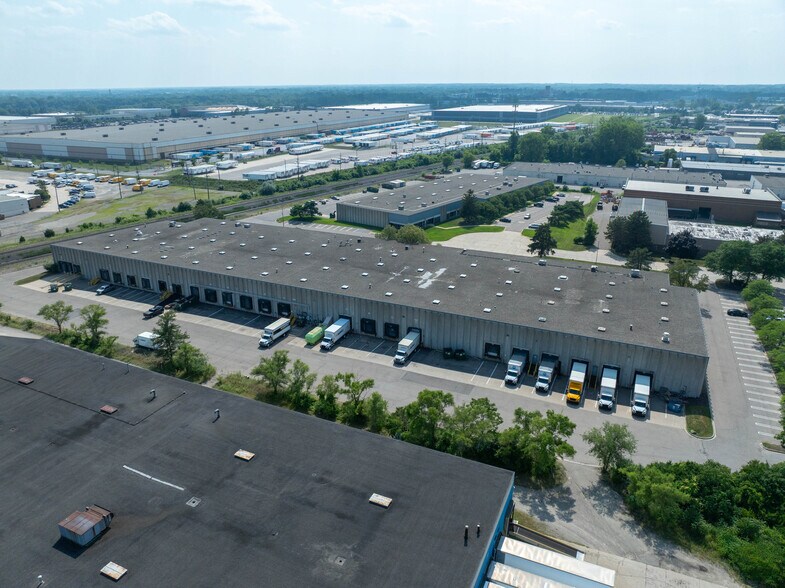 13106-13114 Waco Ct, Livonia, MI à louer - Aérien - Image 2 de 6