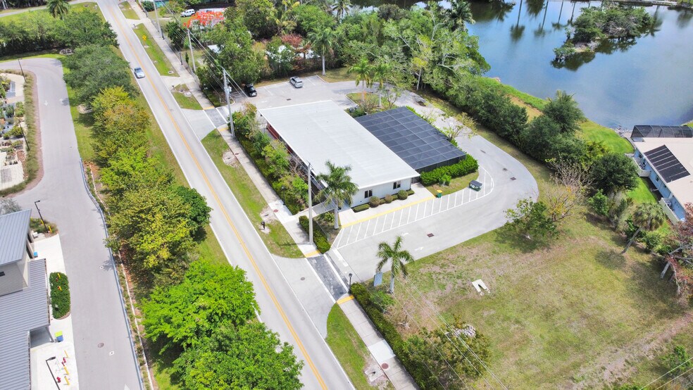 6051 Bayshore Dr, Naples, FL à louer - Photo du bâtiment - Image 3 de 15