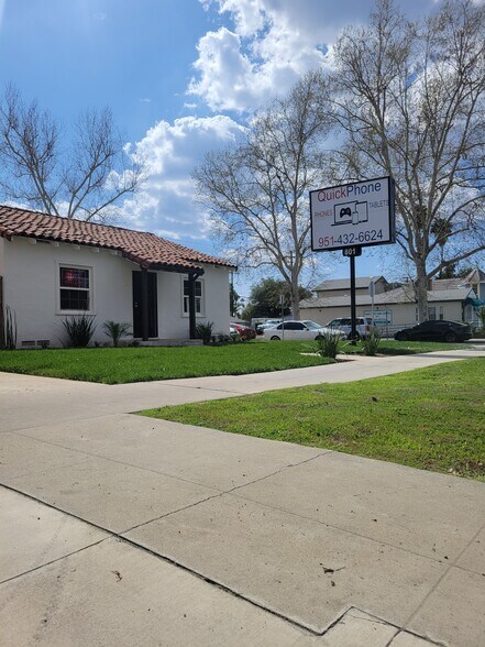 801 E Florida Ave, Hemet, CA à louer - Photo du bâtiment - Image 3 de 19