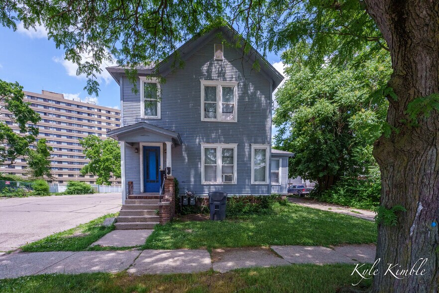 13 Unit Kalamazoo Portfolio portefeuille de 1 propriétés à vendre sur LoopNet.ca - Photo du bâtiment - Image 1 de 19