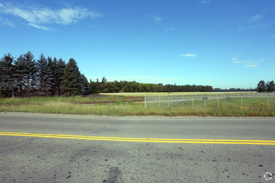 55102 Hwy 825, Sturgeon County, AB à vendre - Photo du bâtiment - Image 2 de 3