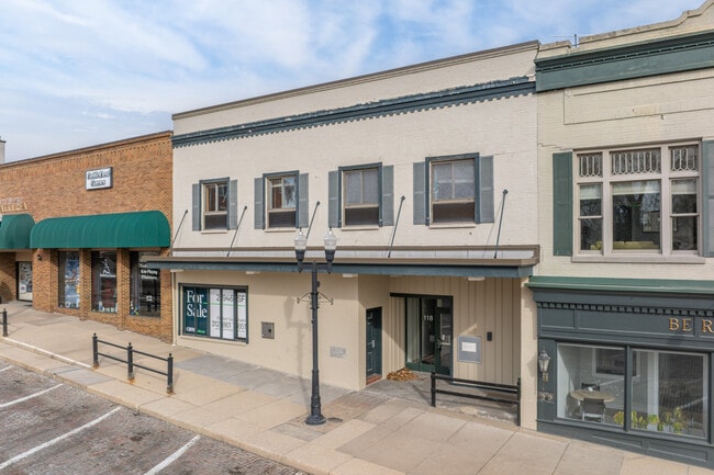 More details for 118 Cass St, Woodstock, IL - Retail for Auction