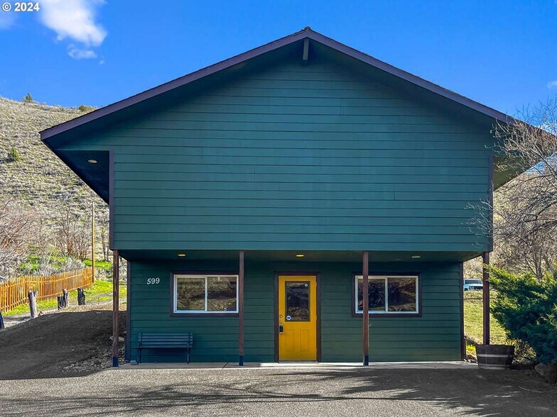 599 S Highway 197, Maupin, OR à louer - Photo du bâtiment - Image 2 de 17