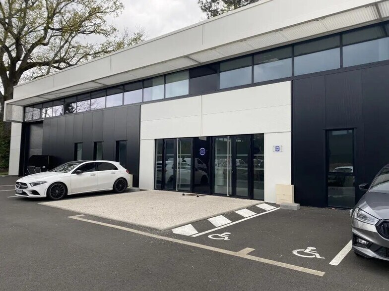 Office in Mérignac for lease - Building Photo - Image 1 of 8