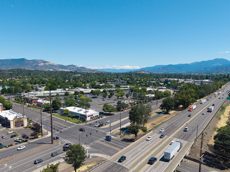870-1132 Biddle Rd, Medford, OR for lease - Building Photo - Image 3 of 7