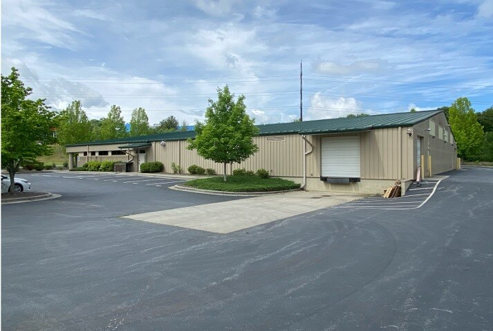 108 Asheville Commerce Pky, Candler, NC à louer - Photo du bâtiment - Image 2 de 4