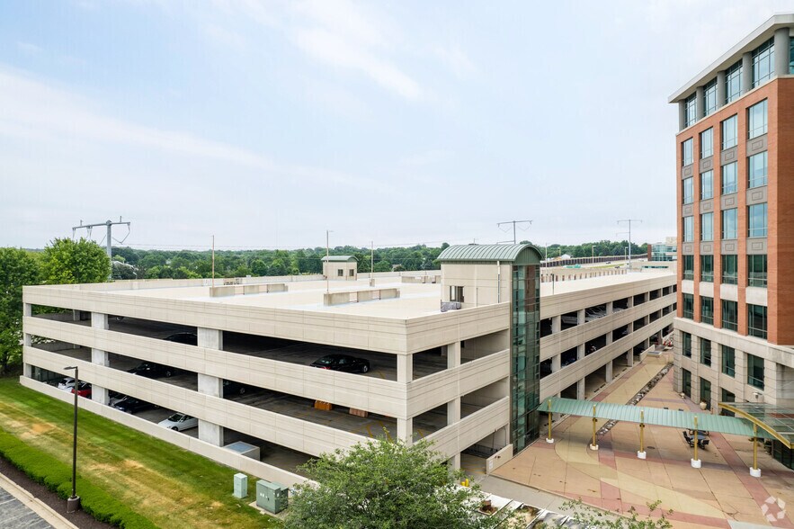 525 Junction Rd, Madison, WI à louer - Photo du bâtiment - Image 2 de 22