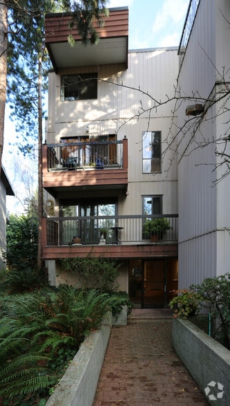 1675 Comox St, Vancouver, BC à vendre - Photo du bâtiment - Image 3 de 6